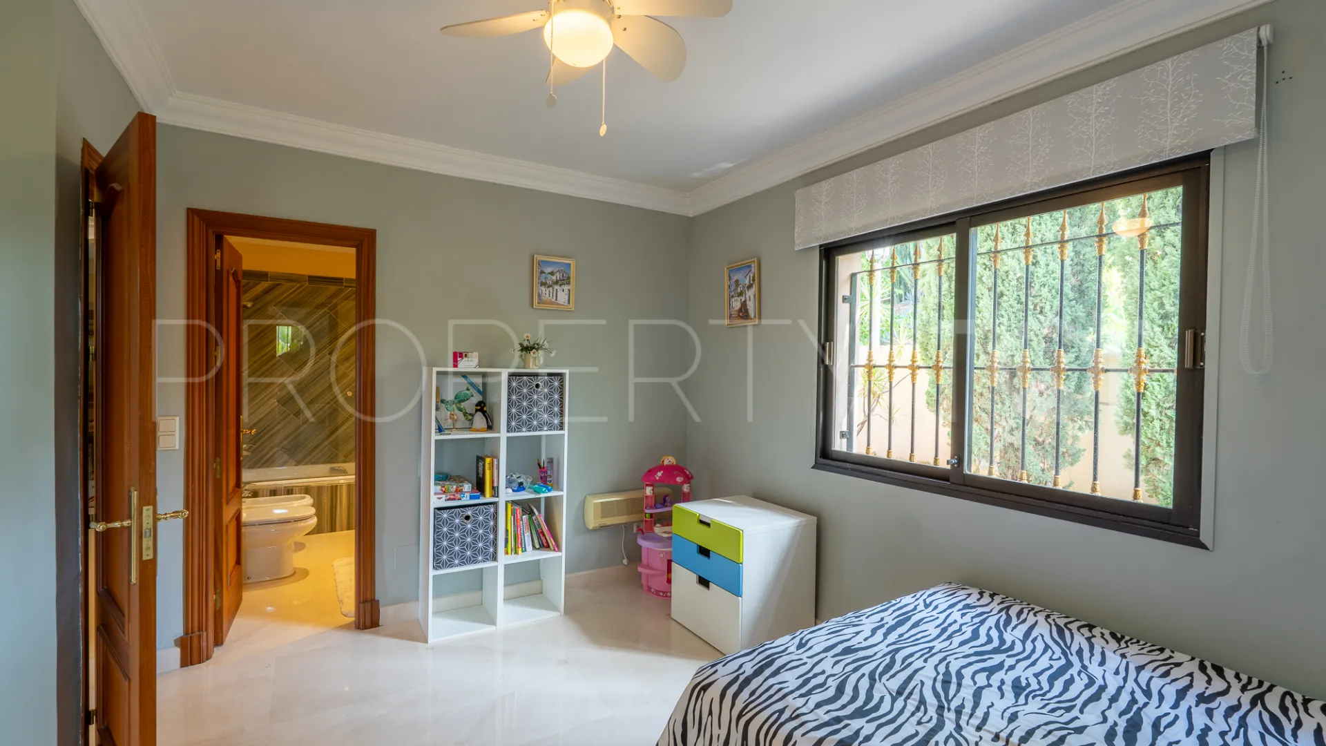 8 bedrooms villa for sale in El Herrojo