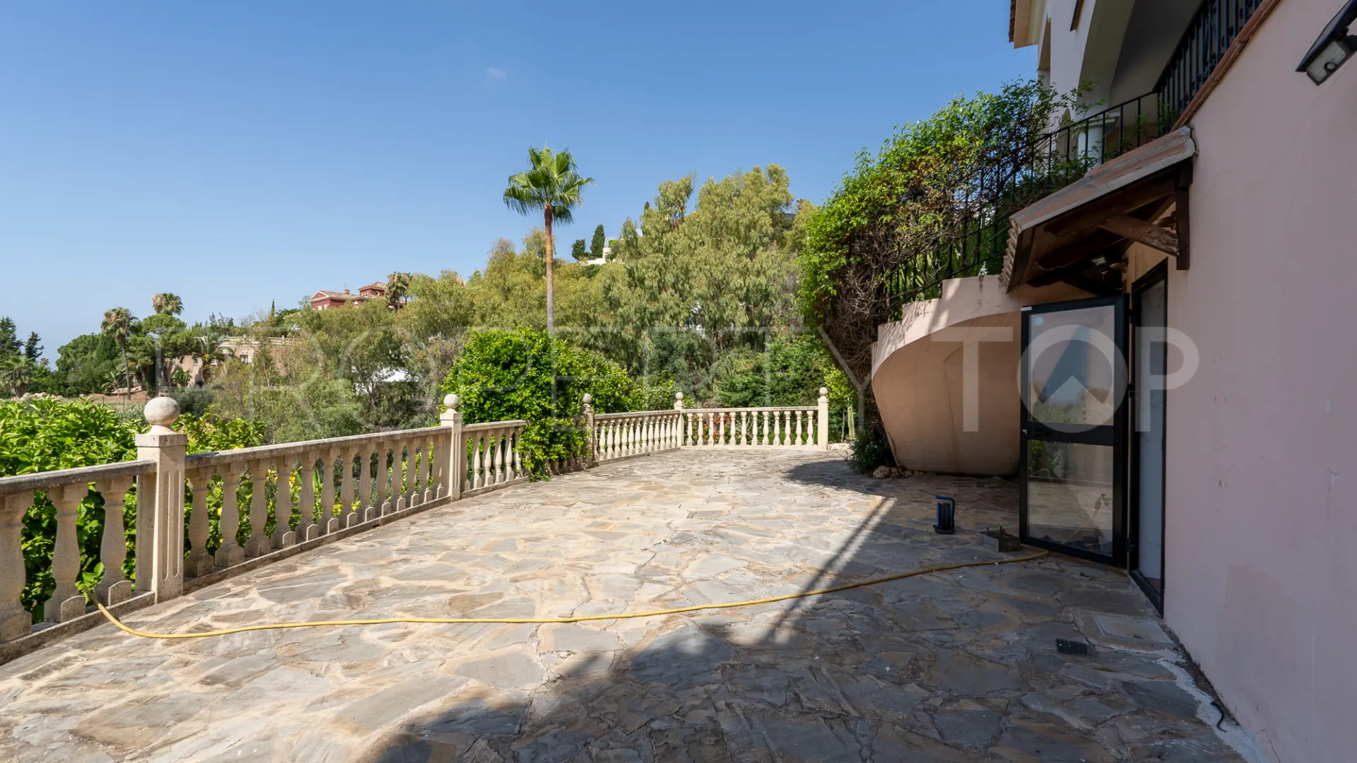 8 bedrooms villa for sale in El Herrojo