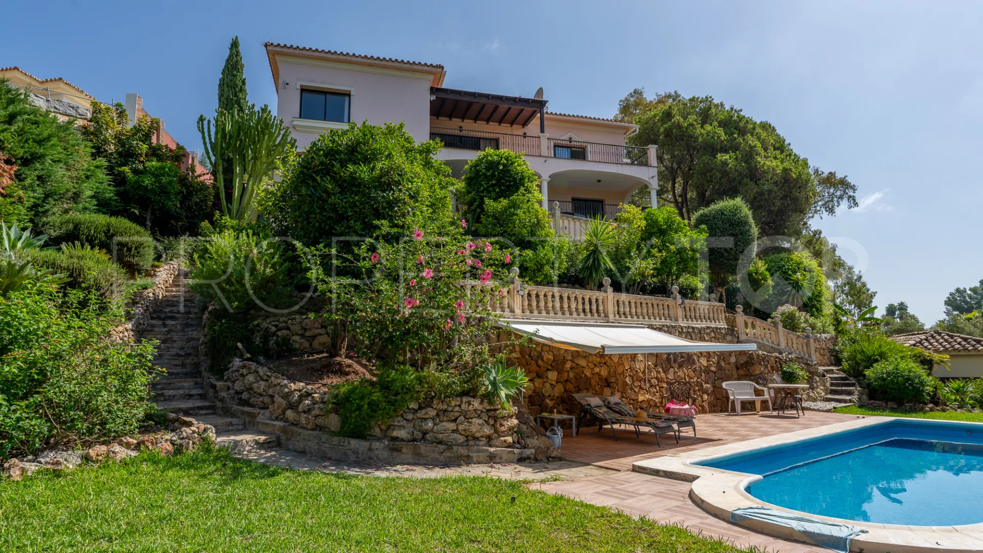 8 bedrooms villa for sale in El Herrojo