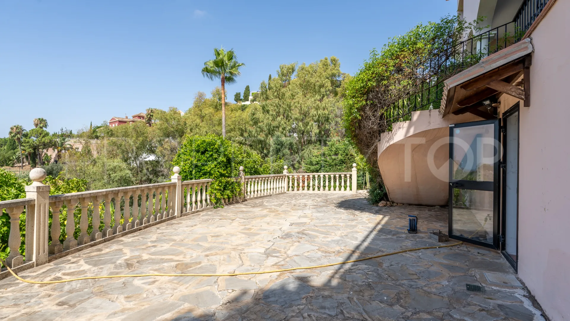 8 bedrooms villa for sale in El Herrojo