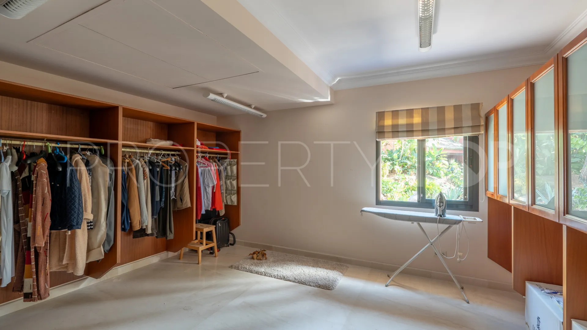 8 bedrooms villa for sale in El Herrojo
