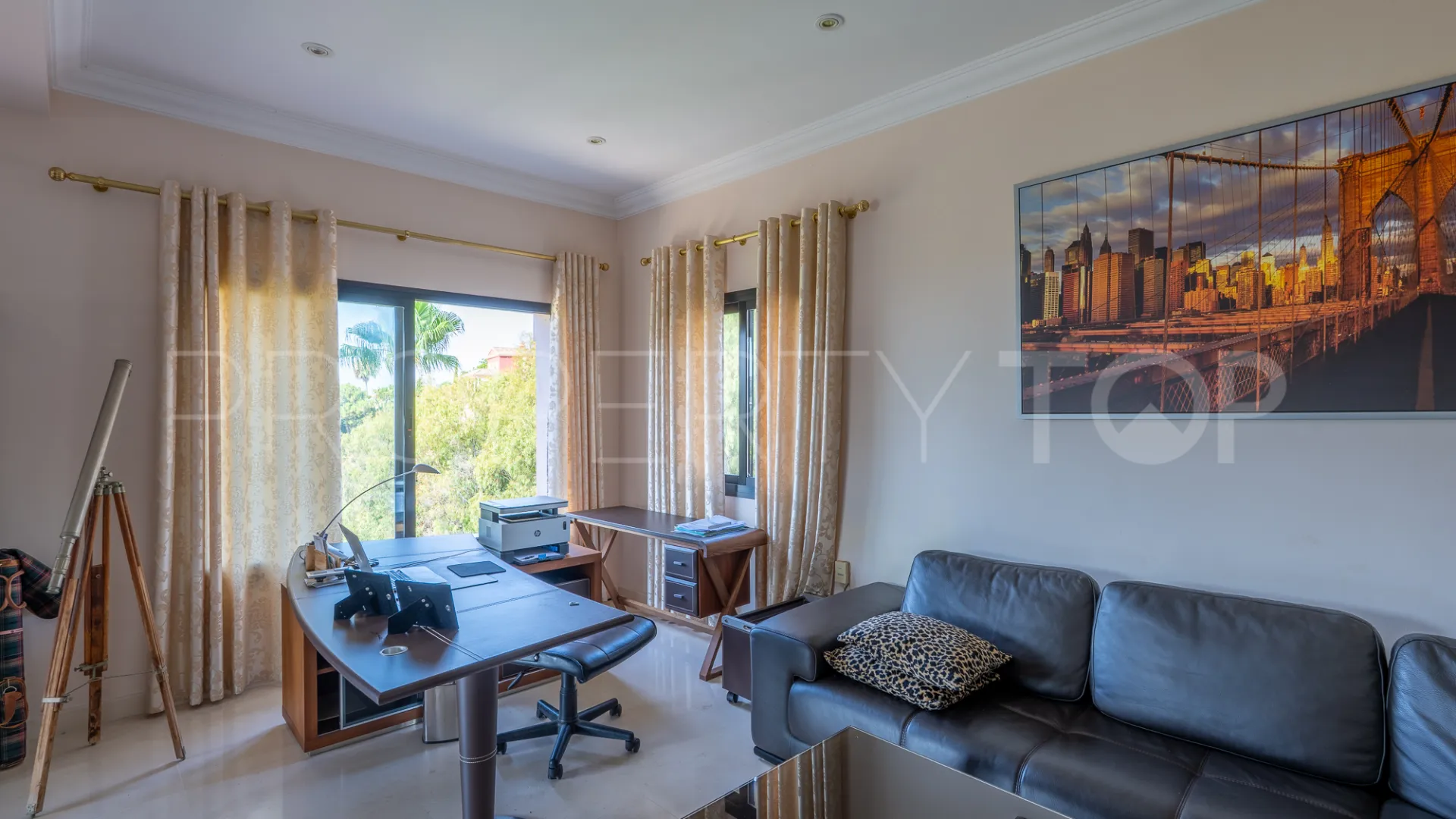 8 bedrooms villa for sale in El Herrojo