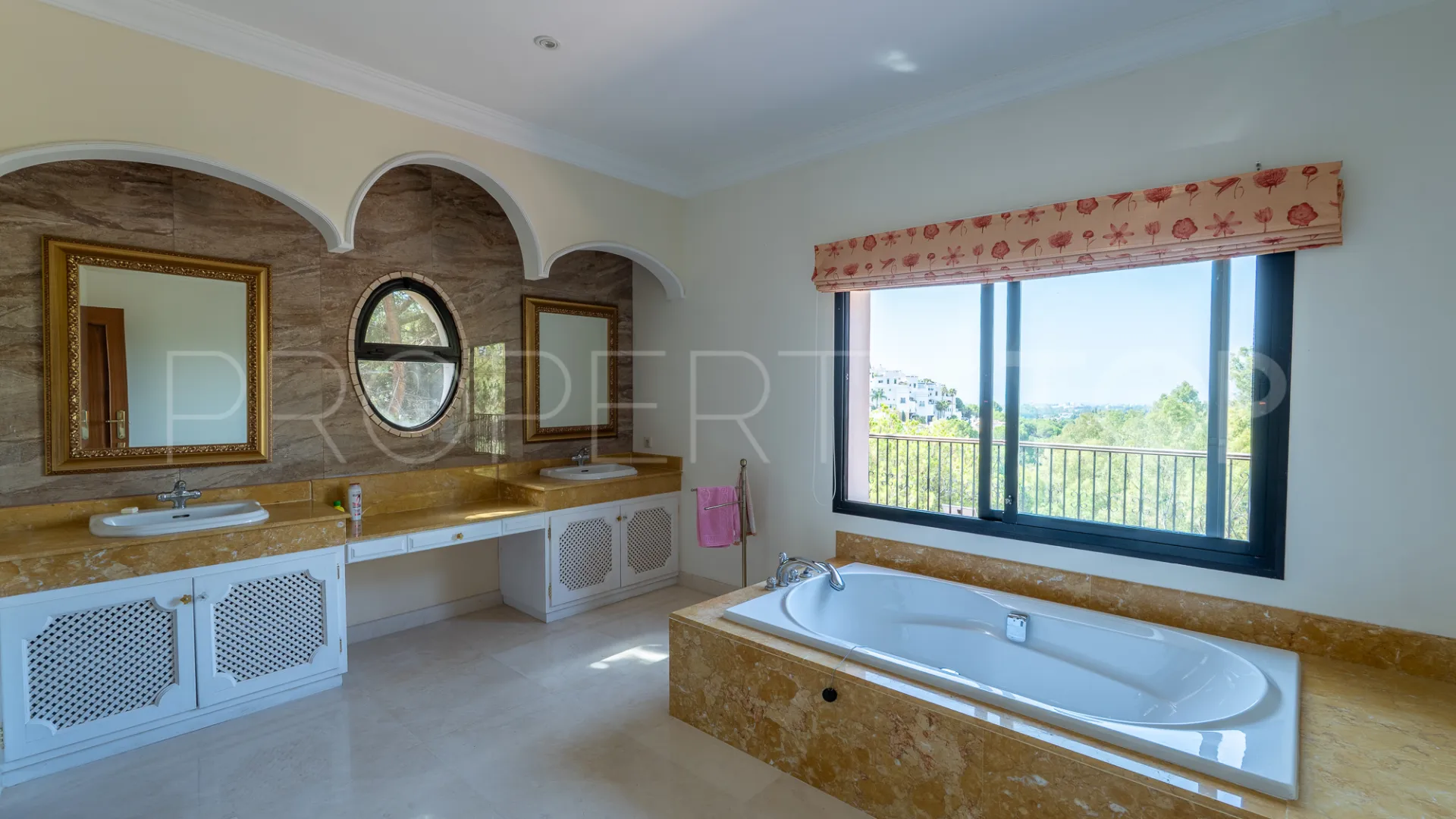 8 bedrooms villa for sale in El Herrojo