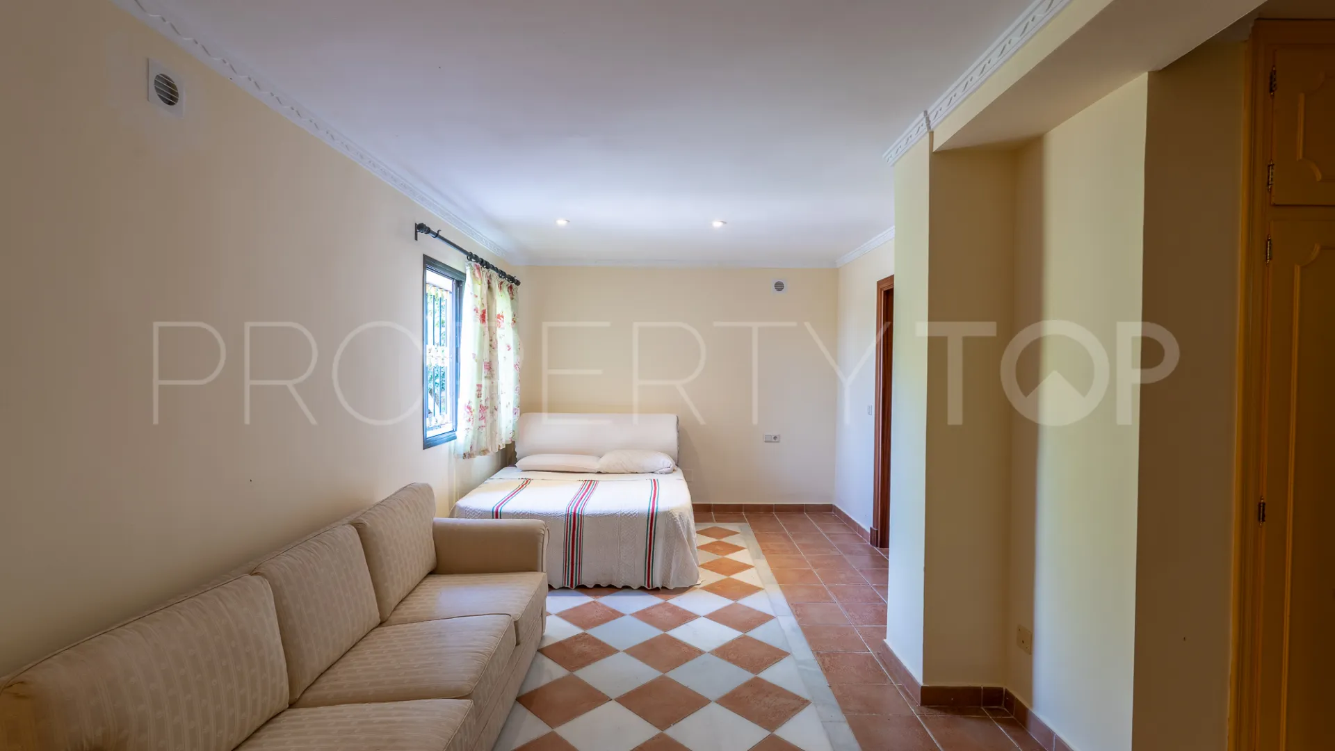 8 bedrooms villa for sale in El Herrojo