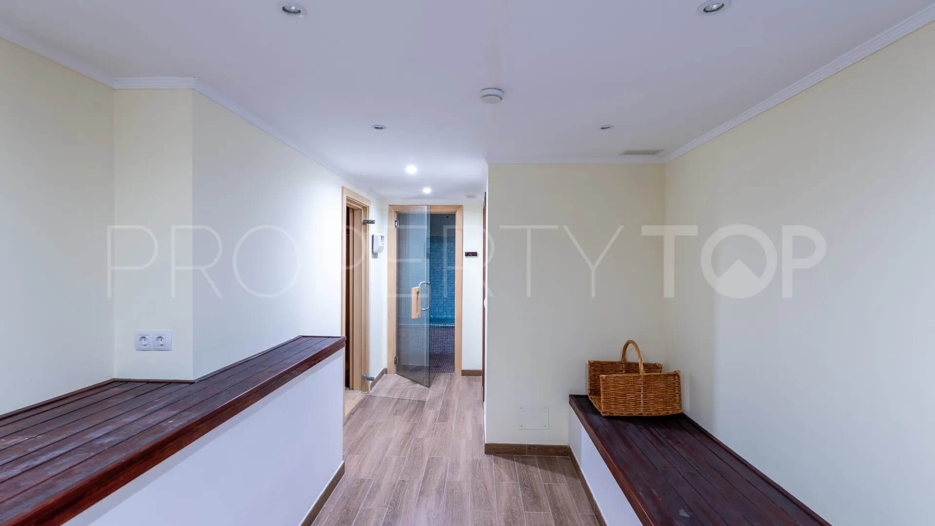 8 bedrooms villa for sale in El Herrojo