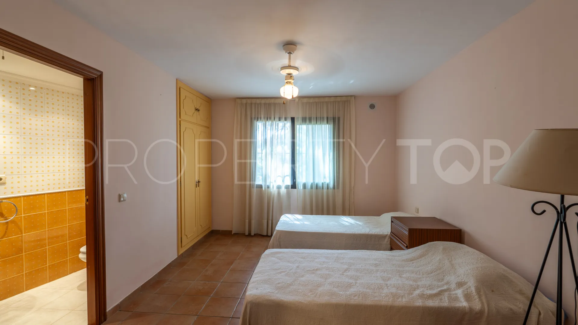 8 bedrooms villa for sale in El Herrojo