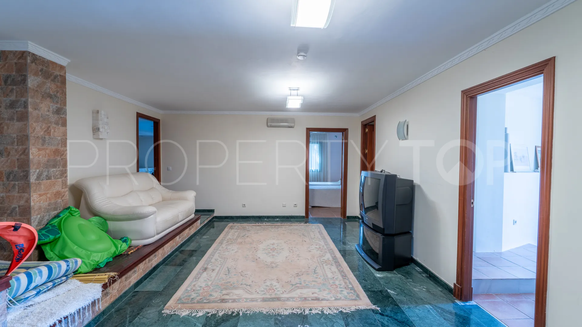 8 bedrooms villa for sale in El Herrojo