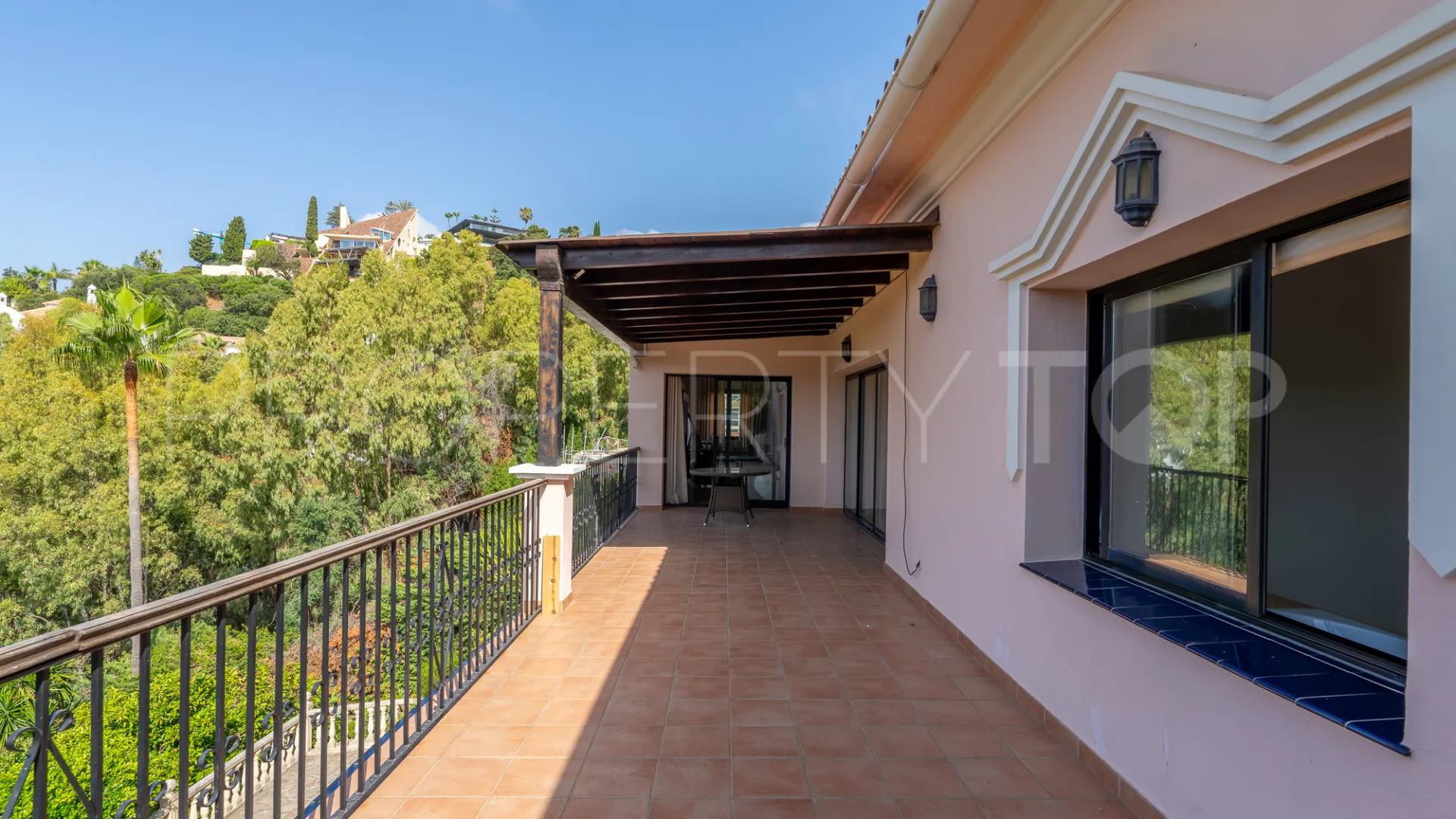 8 bedrooms villa for sale in El Herrojo