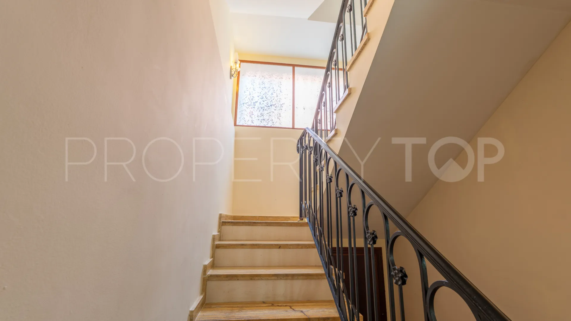 8 bedrooms villa for sale in El Herrojo