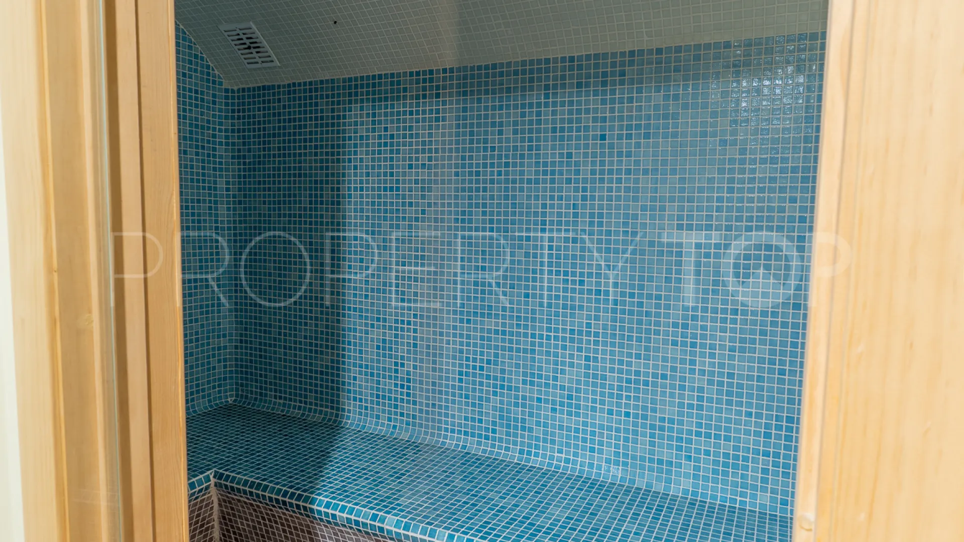 8 bedrooms villa for sale in El Herrojo