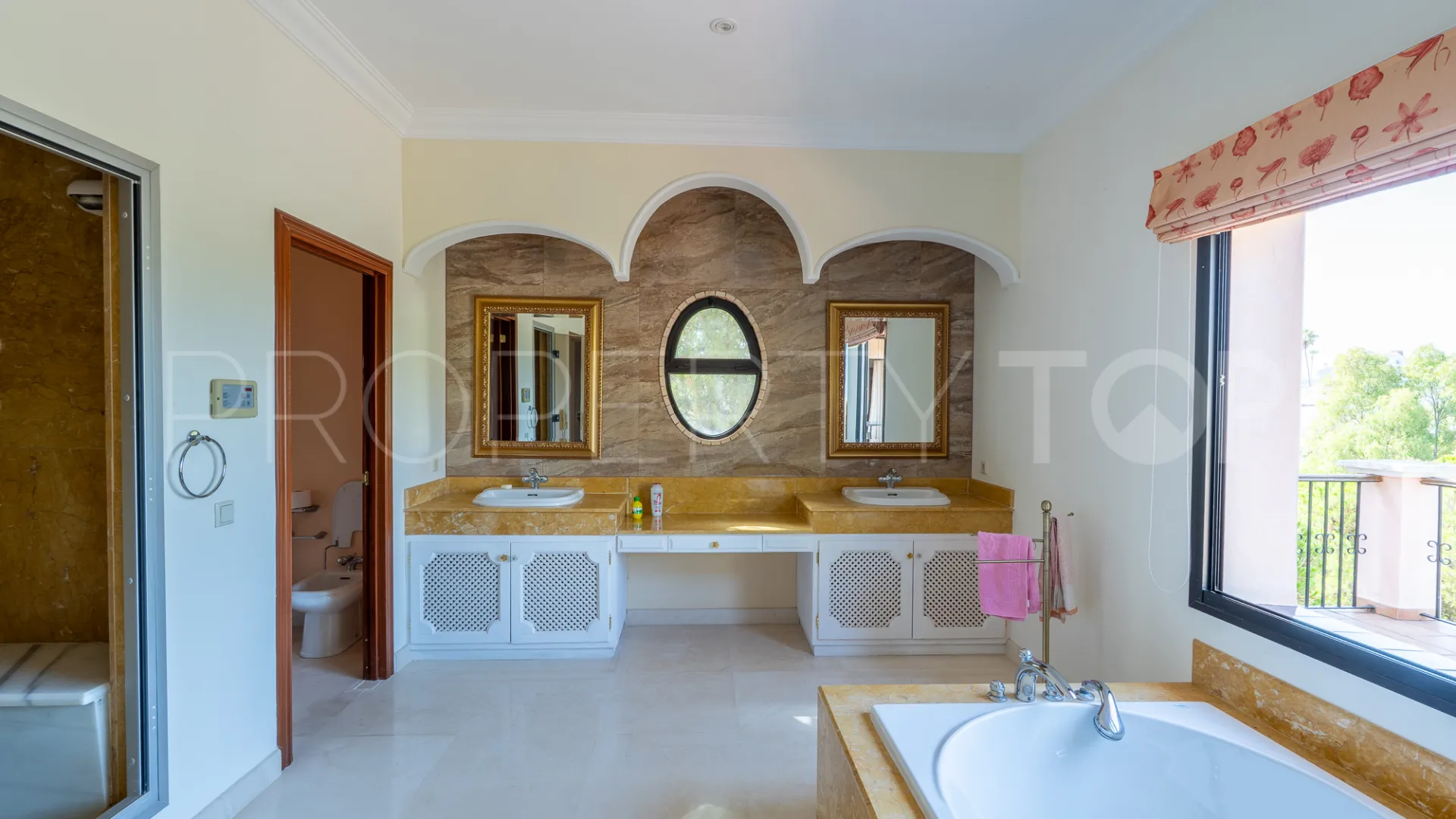 8 bedrooms villa for sale in El Herrojo