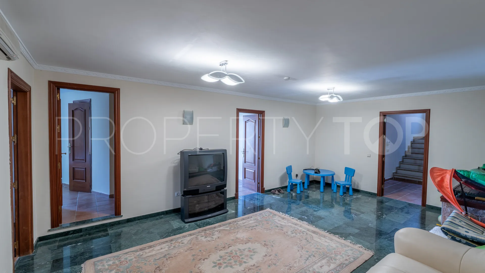 8 bedrooms villa for sale in El Herrojo