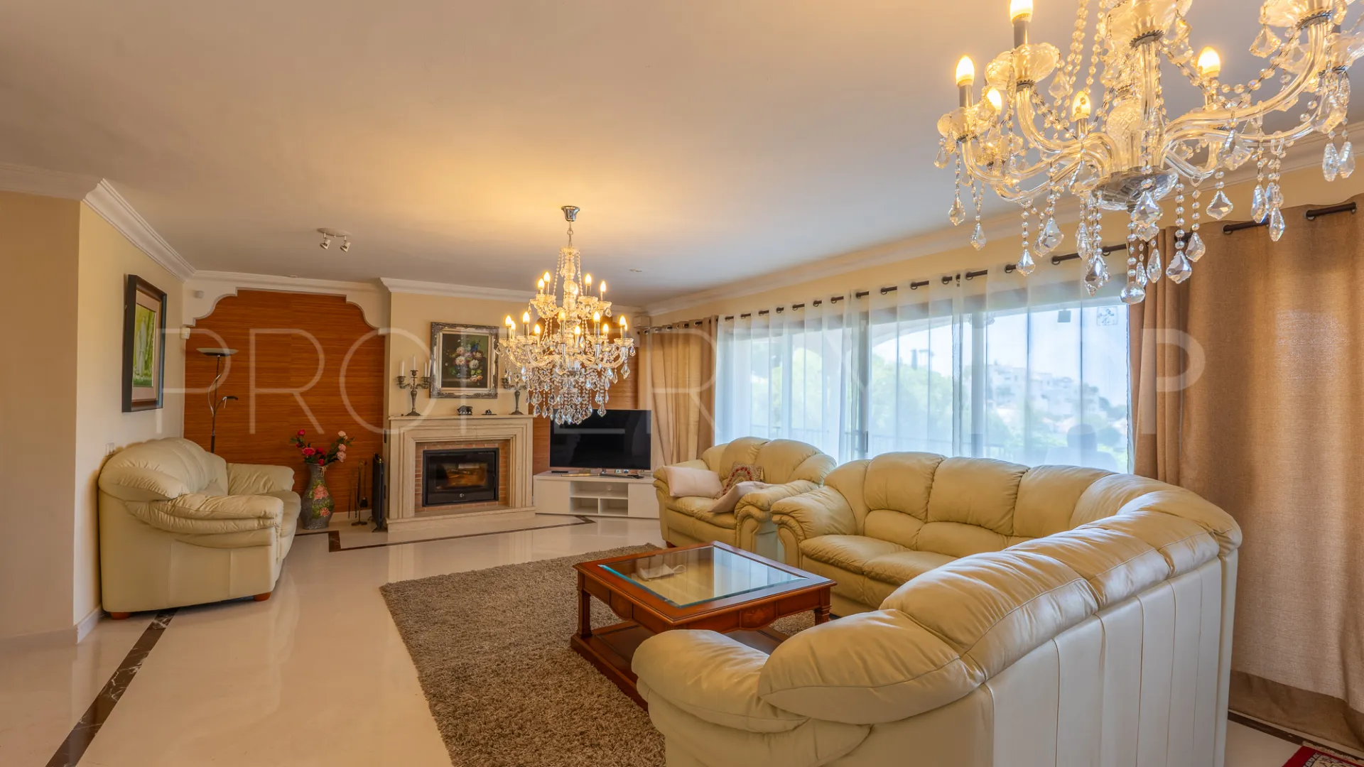 8 bedrooms villa for sale in El Herrojo