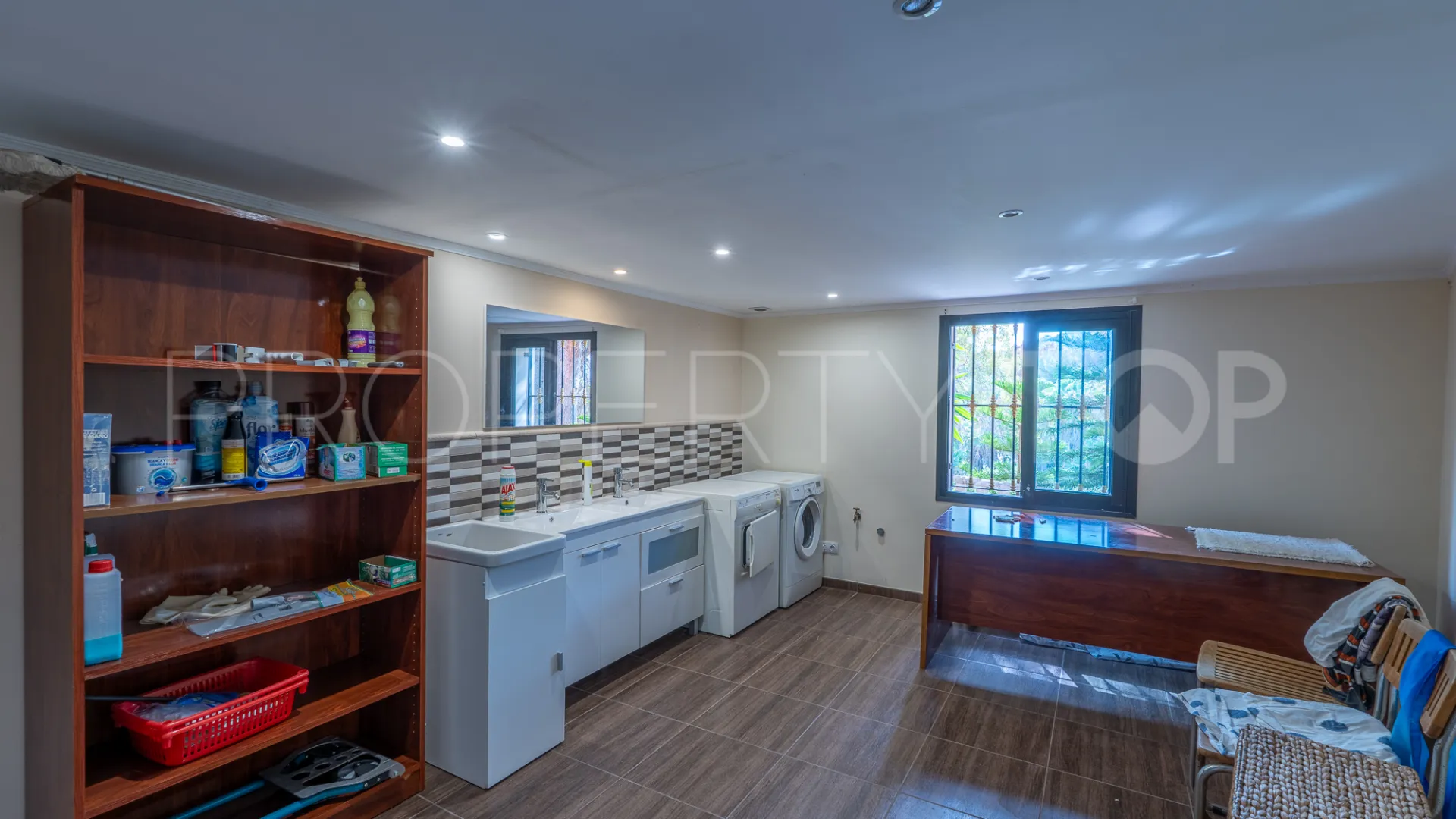 8 bedrooms villa for sale in El Herrojo