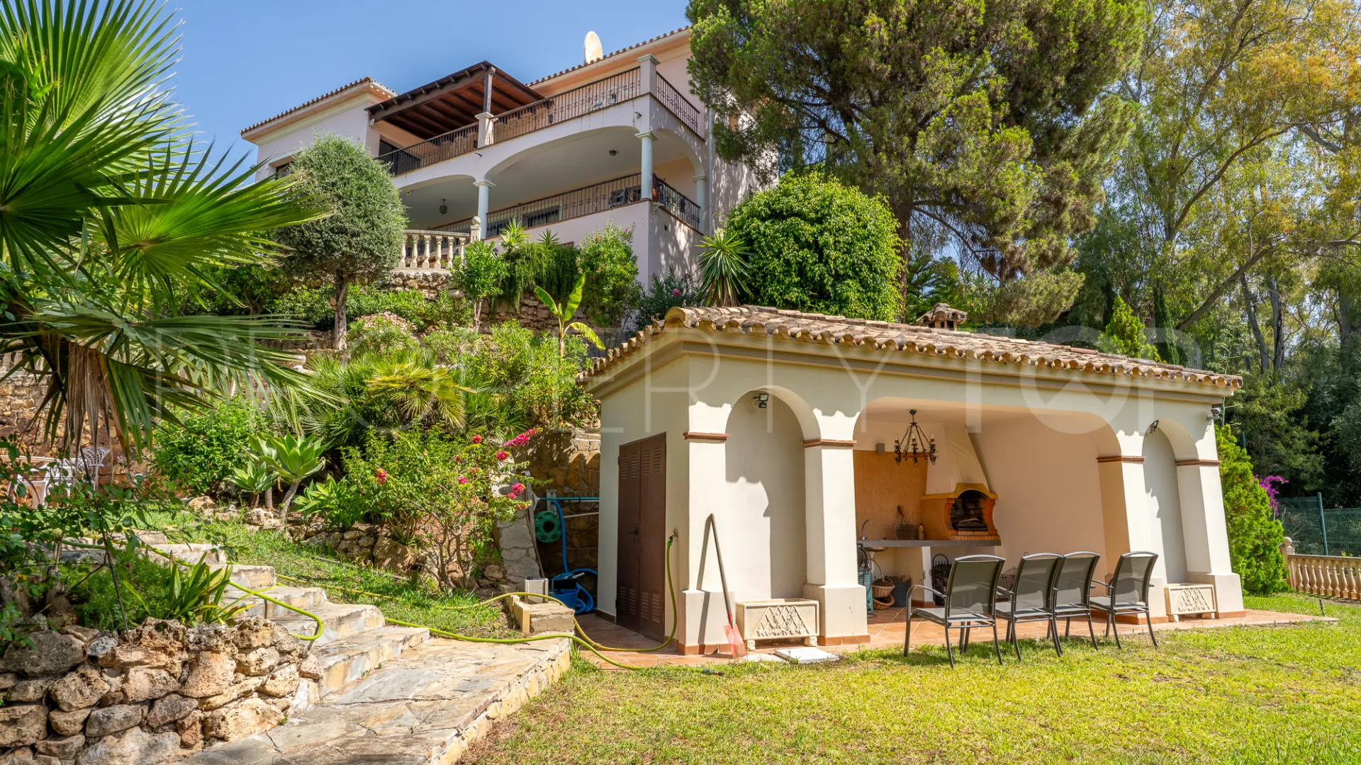 8 bedrooms villa for sale in El Herrojo