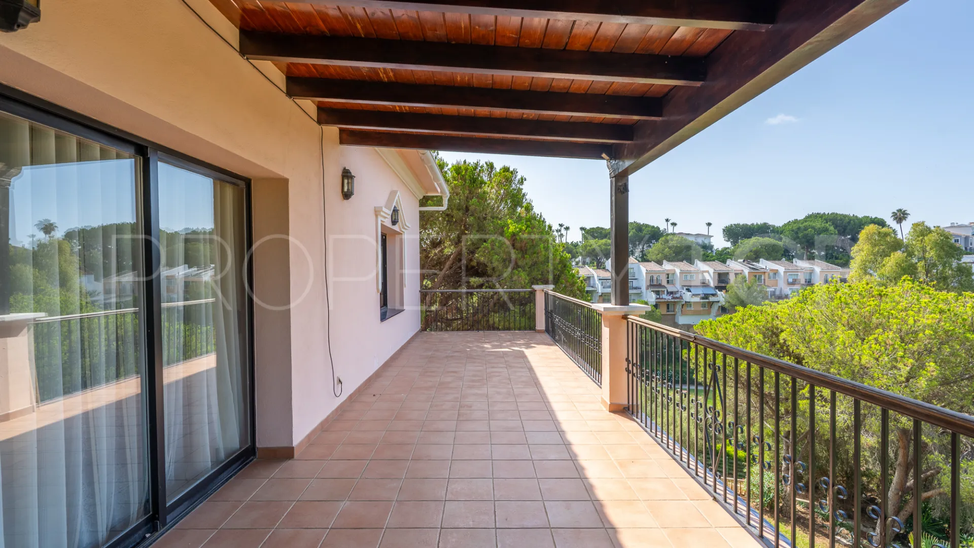 8 bedrooms villa for sale in El Herrojo