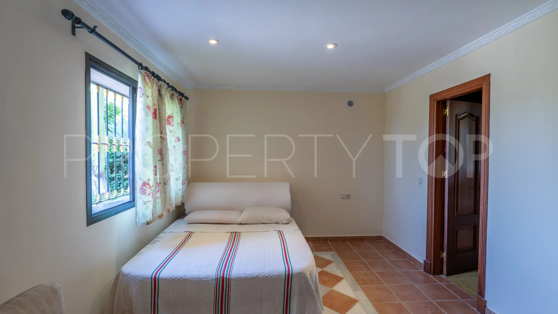 8 bedrooms villa for sale in El Herrojo