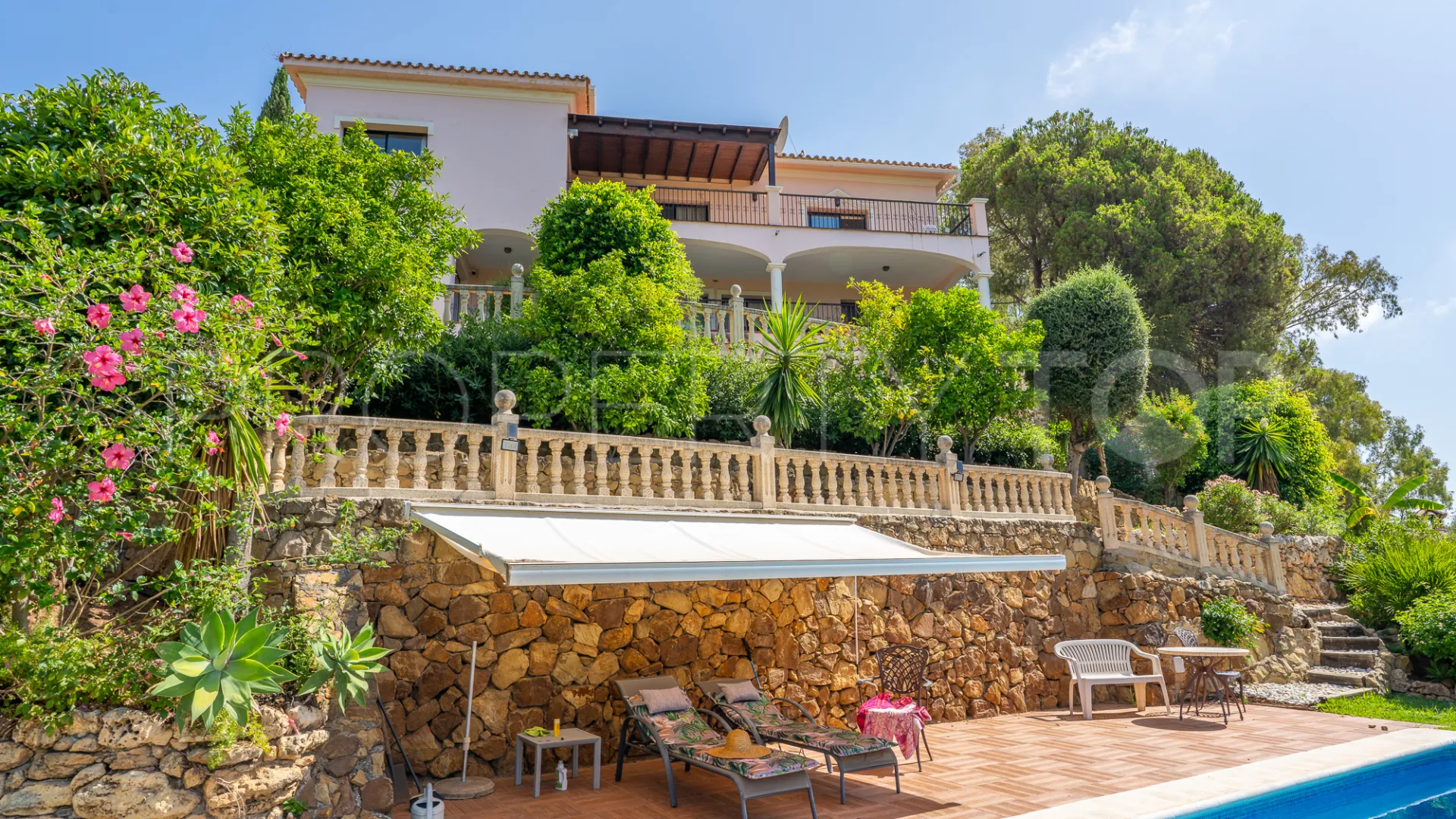 8 bedrooms villa for sale in El Herrojo