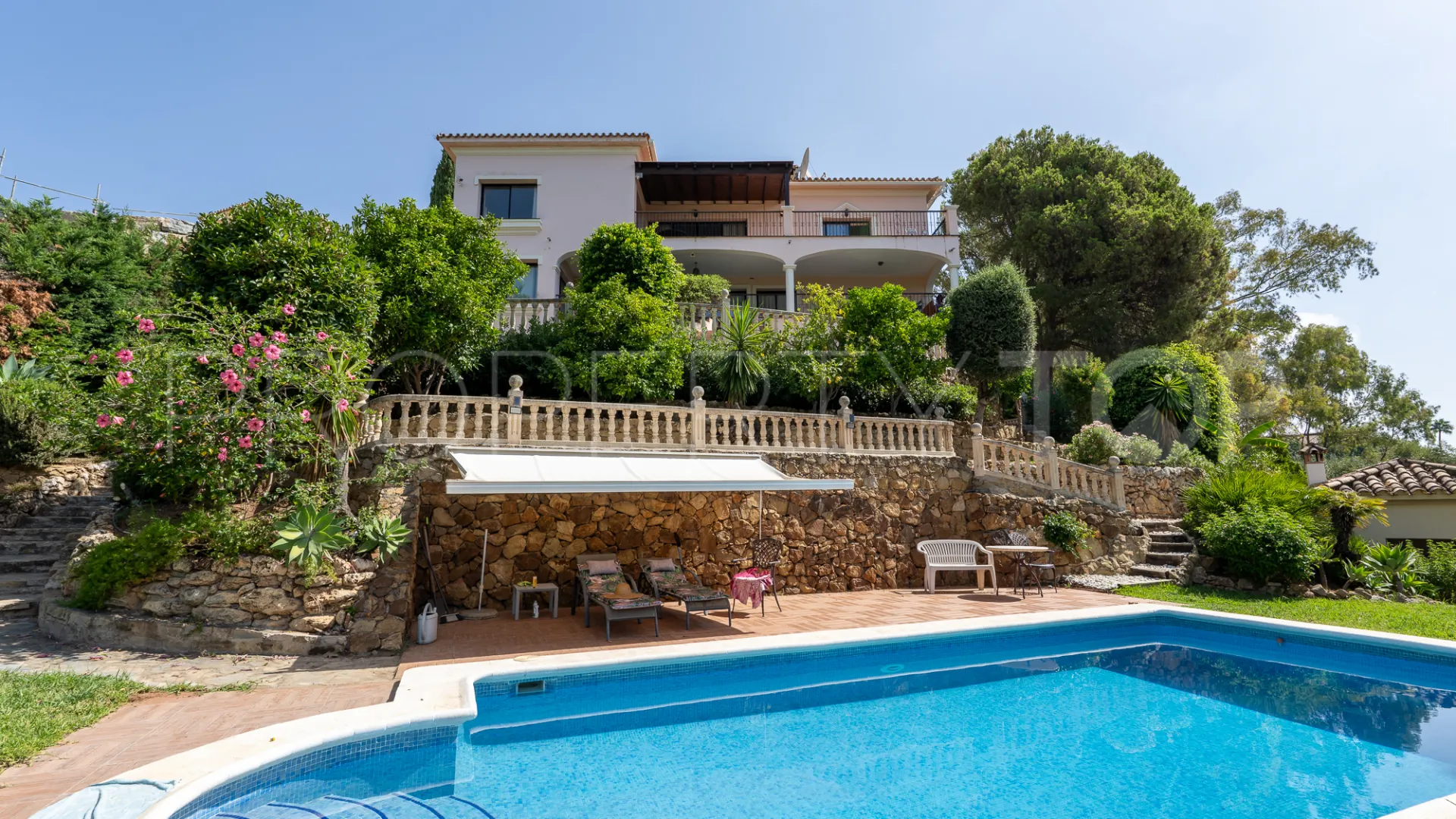 8 bedrooms villa for sale in El Herrojo