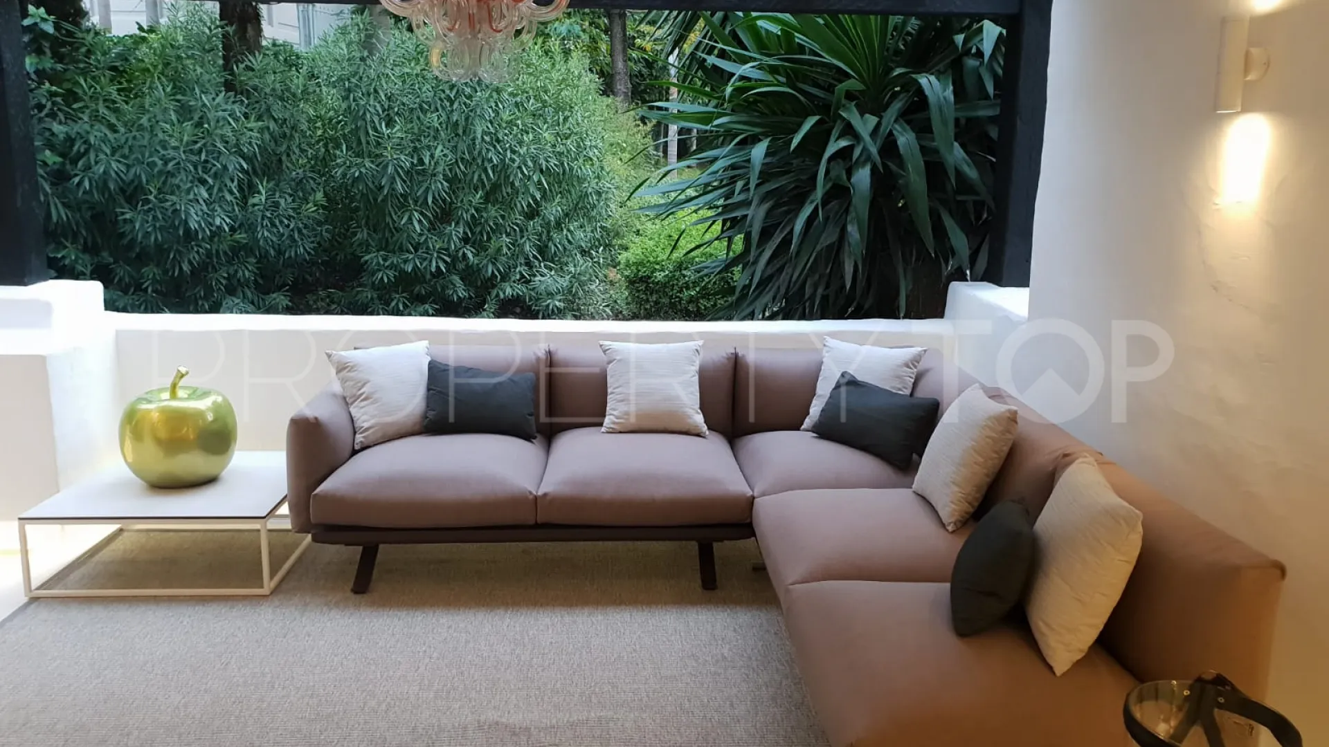 Ground floor apartment for sale in Puente Romano with 2 bedrooms