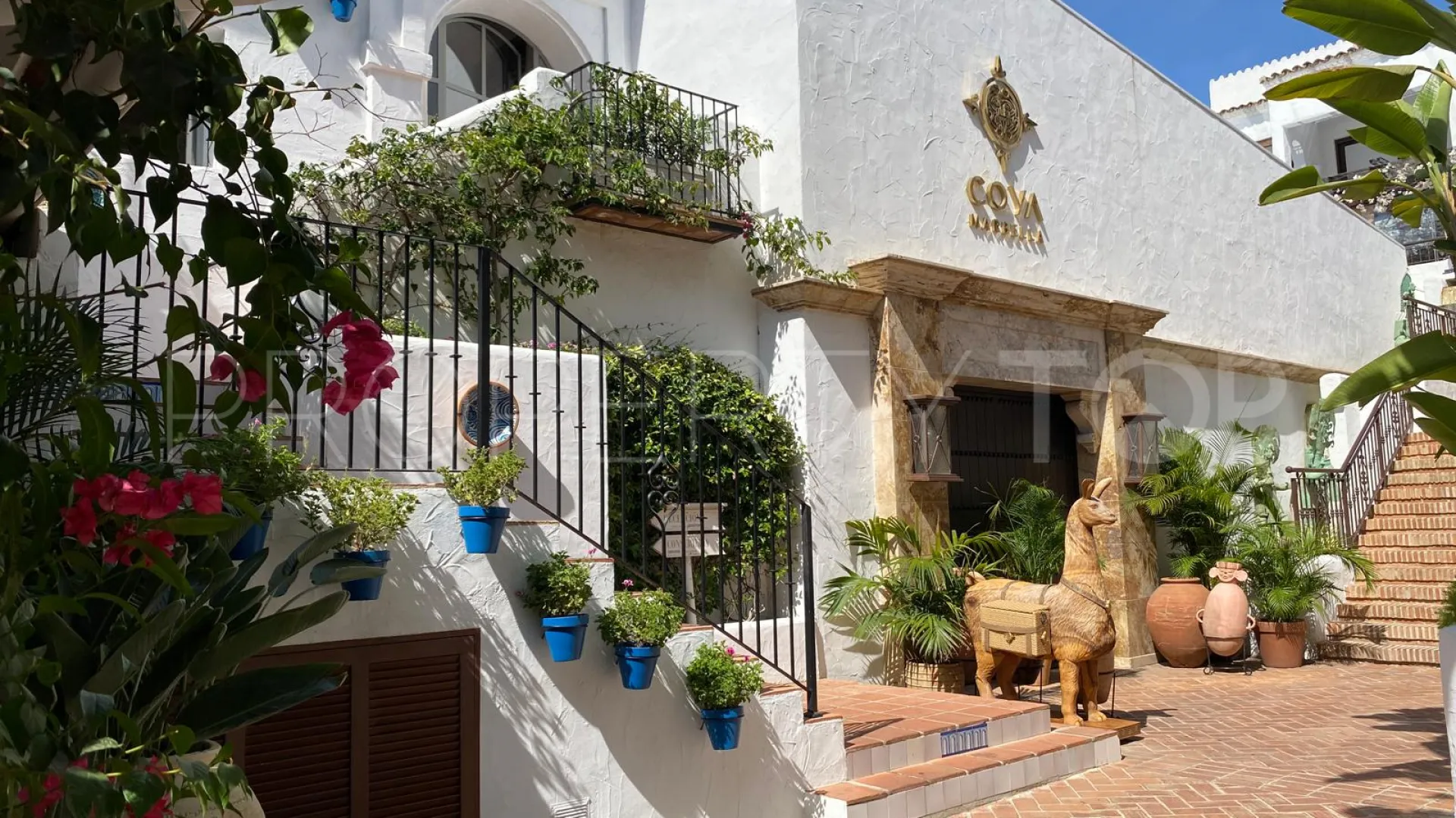 Ground floor apartment for sale in Puente Romano with 2 bedrooms