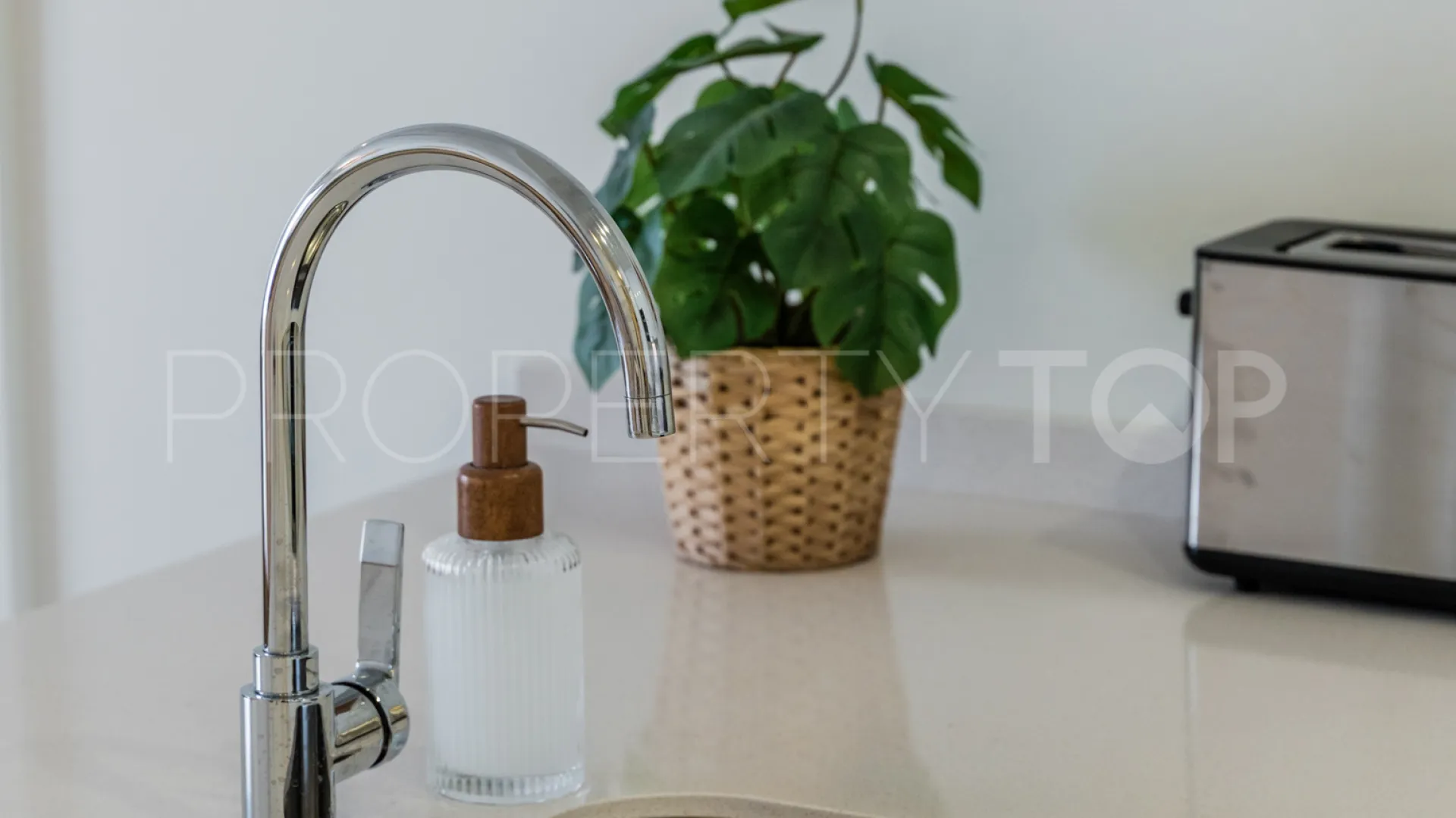 2 bedrooms apartment in Estepona Centre for sale