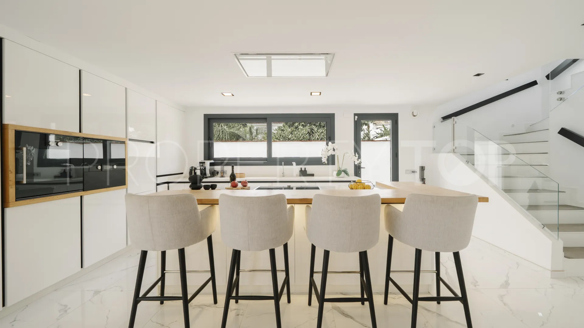 4 bedrooms villa in Nueva Andalucia for sale