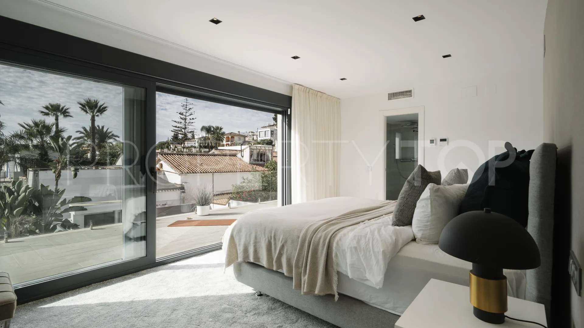 4 bedrooms villa in Nueva Andalucia for sale