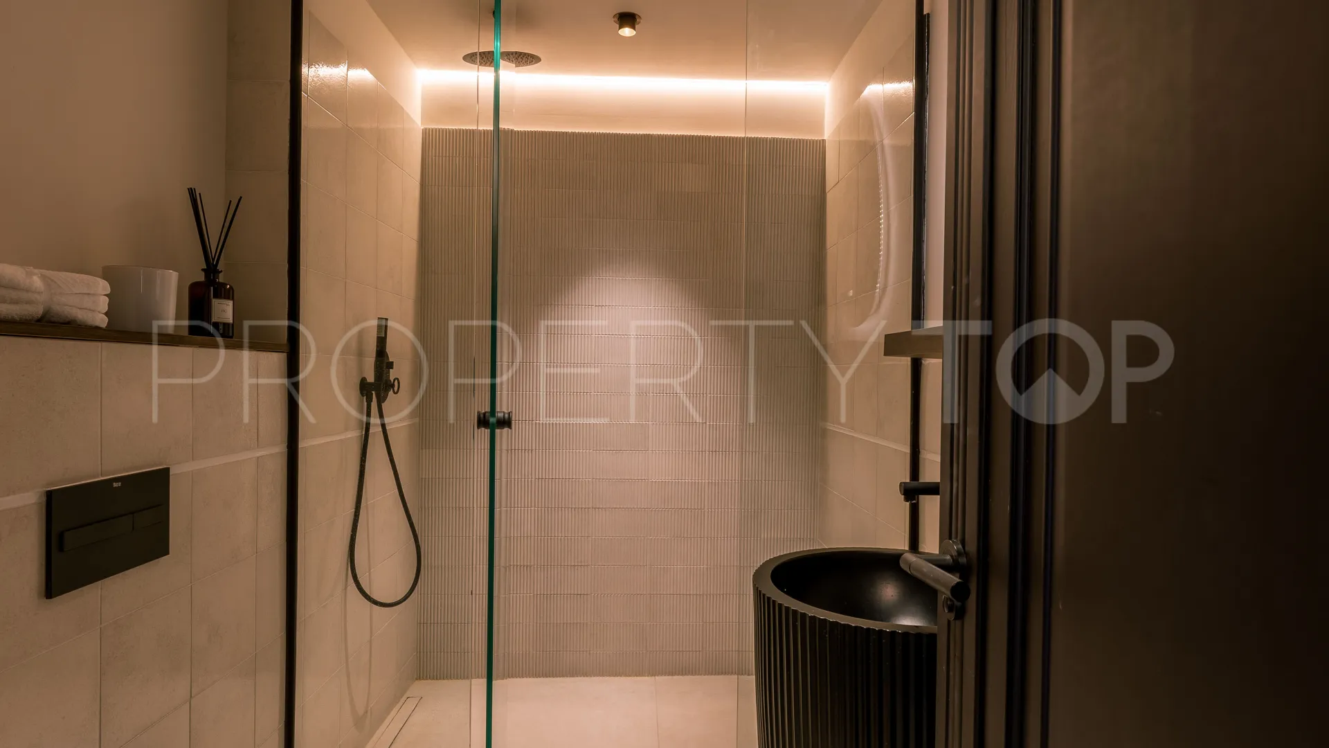 For sale Nueva Andalucia villa with 5 bedrooms