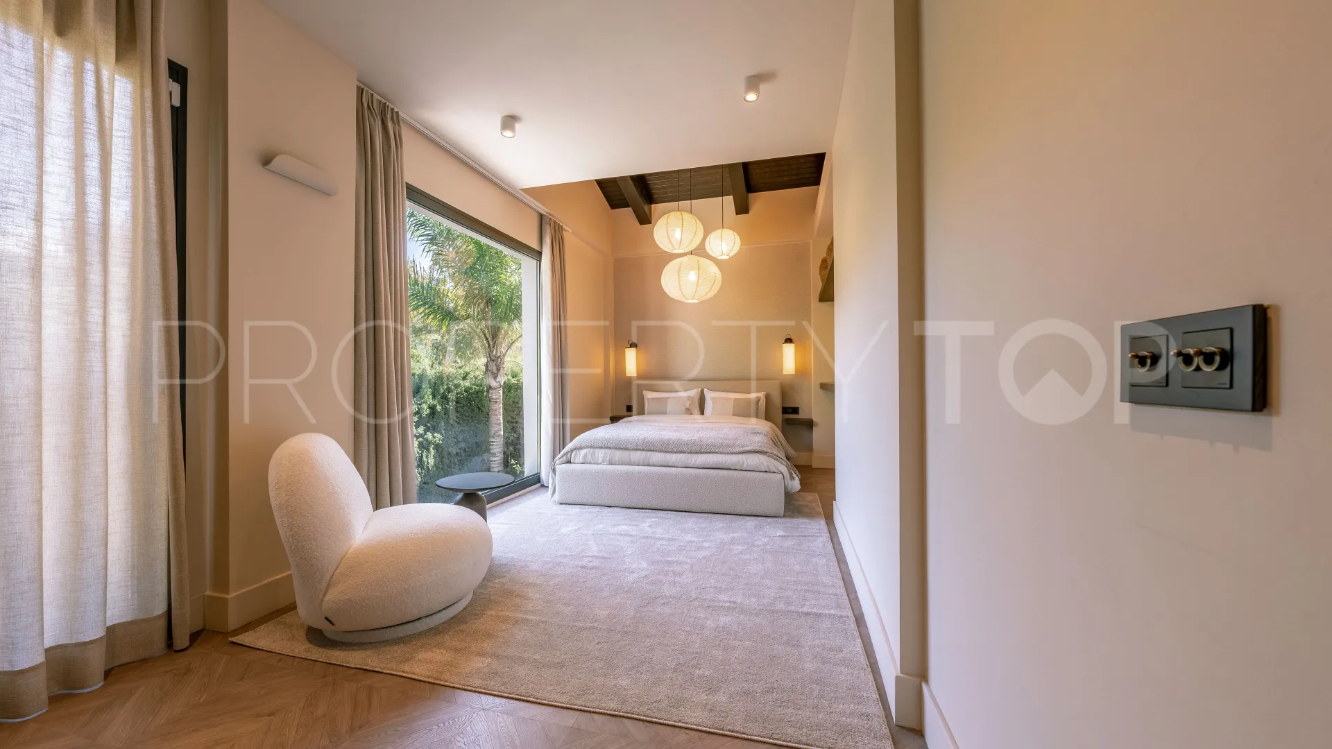 For sale Nueva Andalucia villa with 5 bedrooms