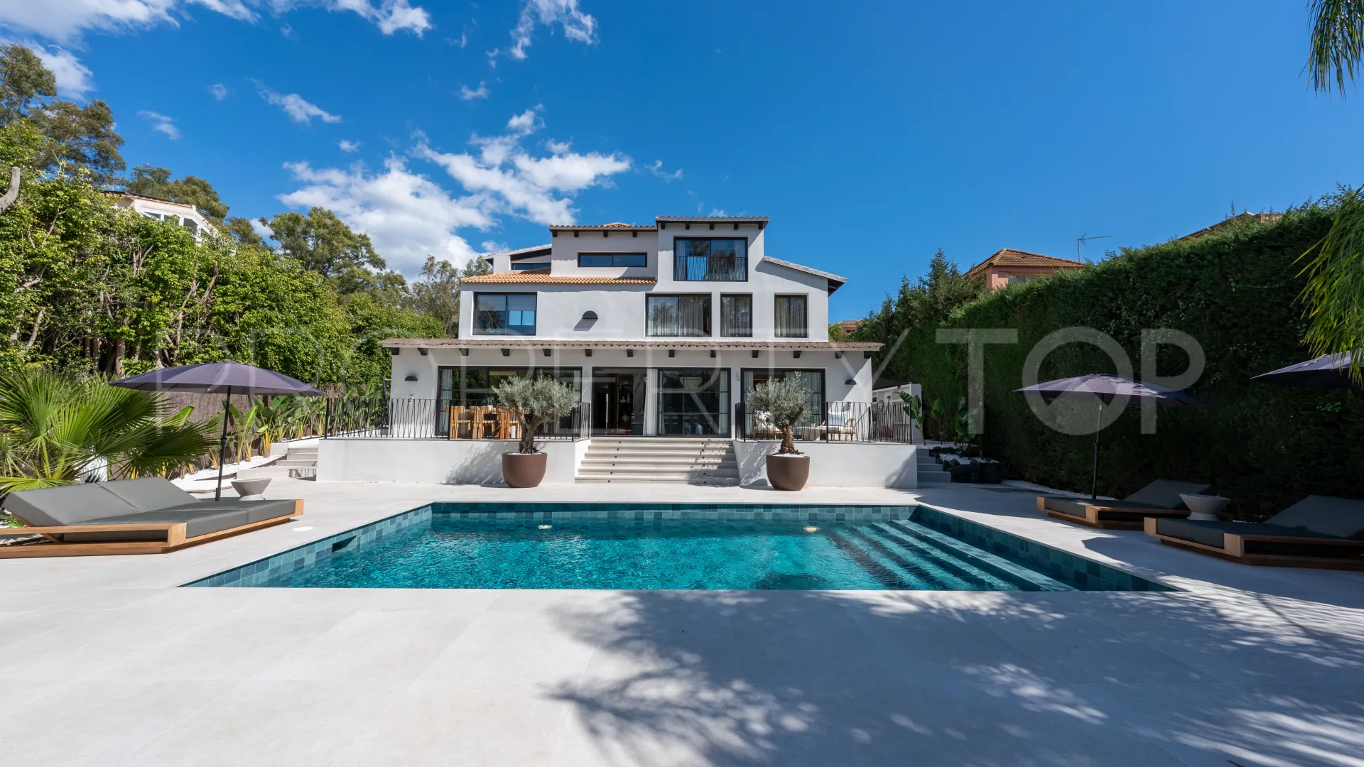 For sale Nueva Andalucia villa with 5 bedrooms