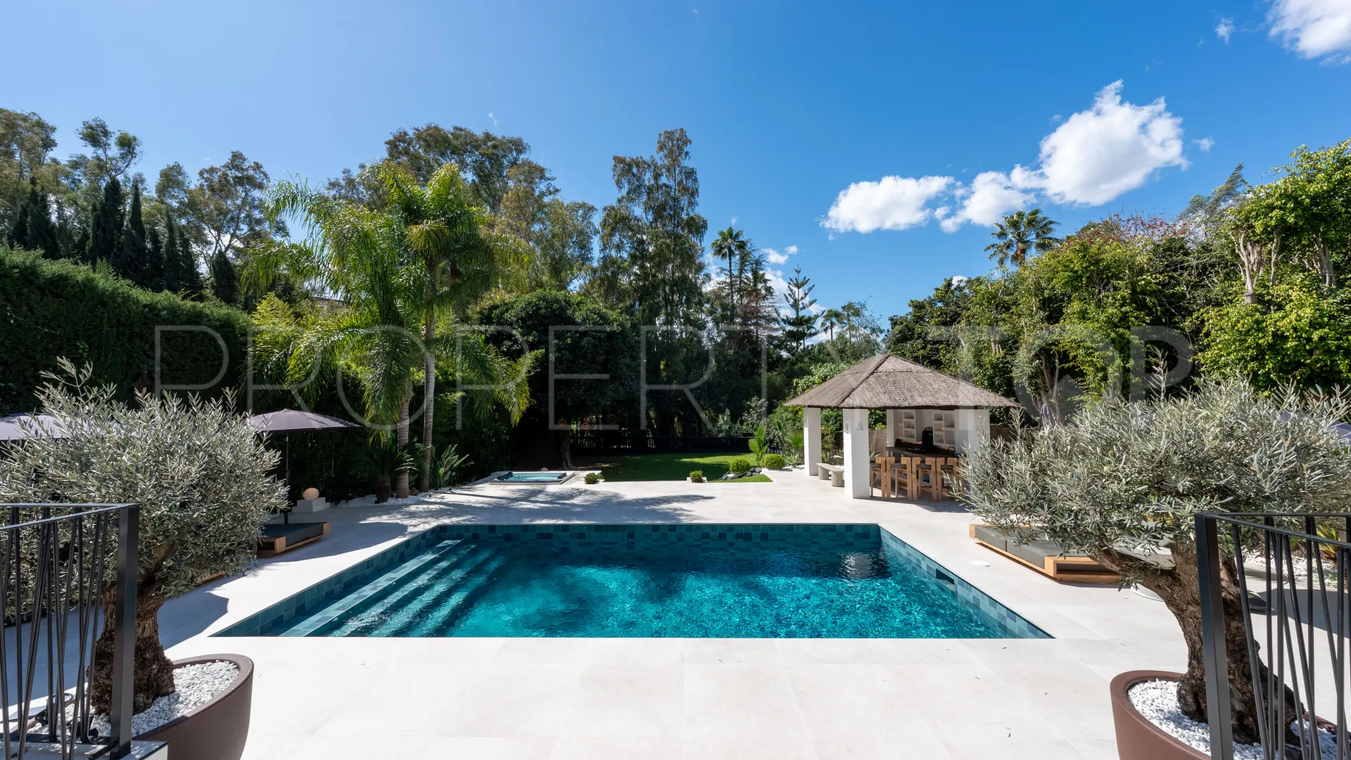 For sale Nueva Andalucia villa with 5 bedrooms
