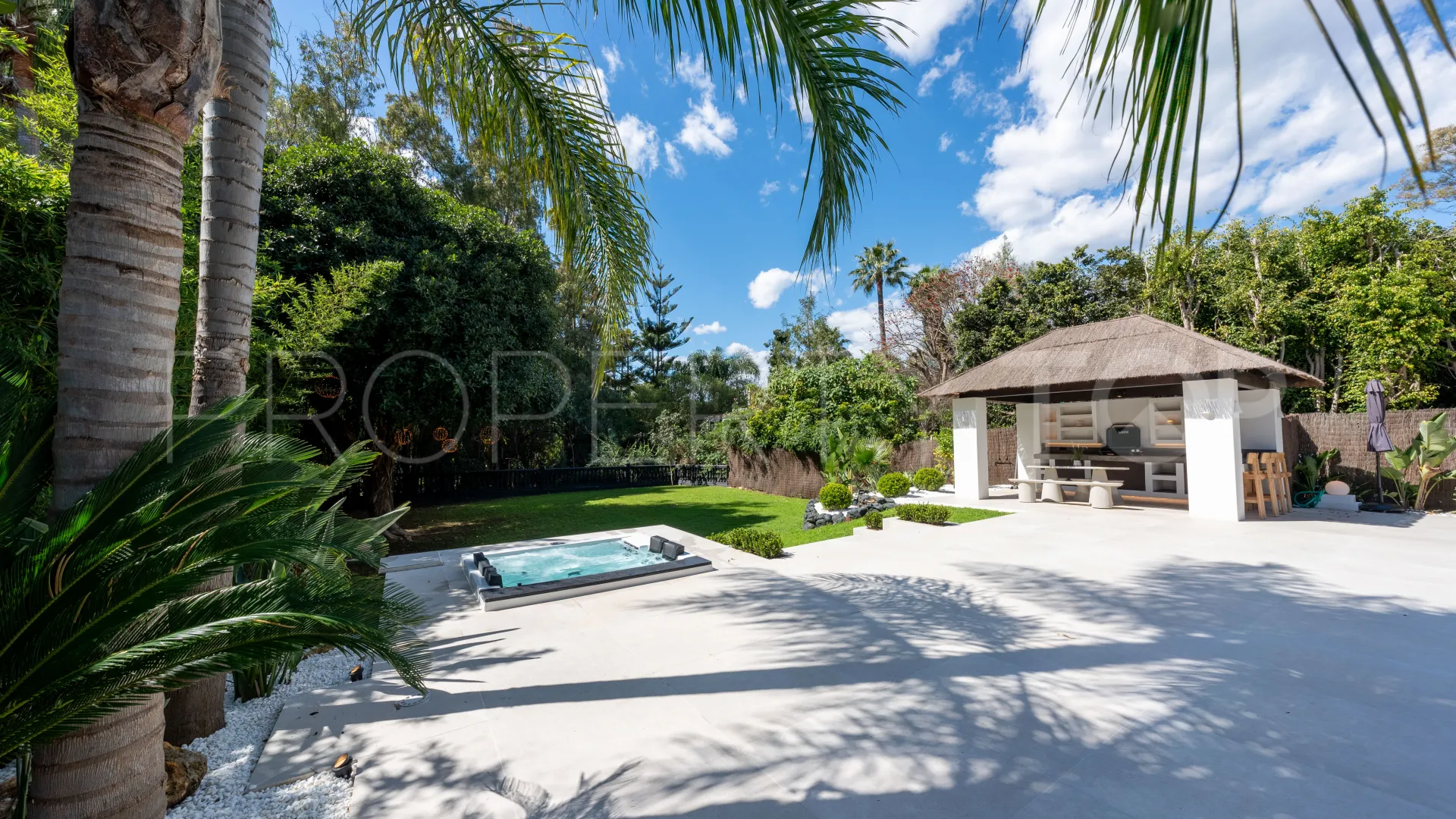 For sale Nueva Andalucia villa with 5 bedrooms