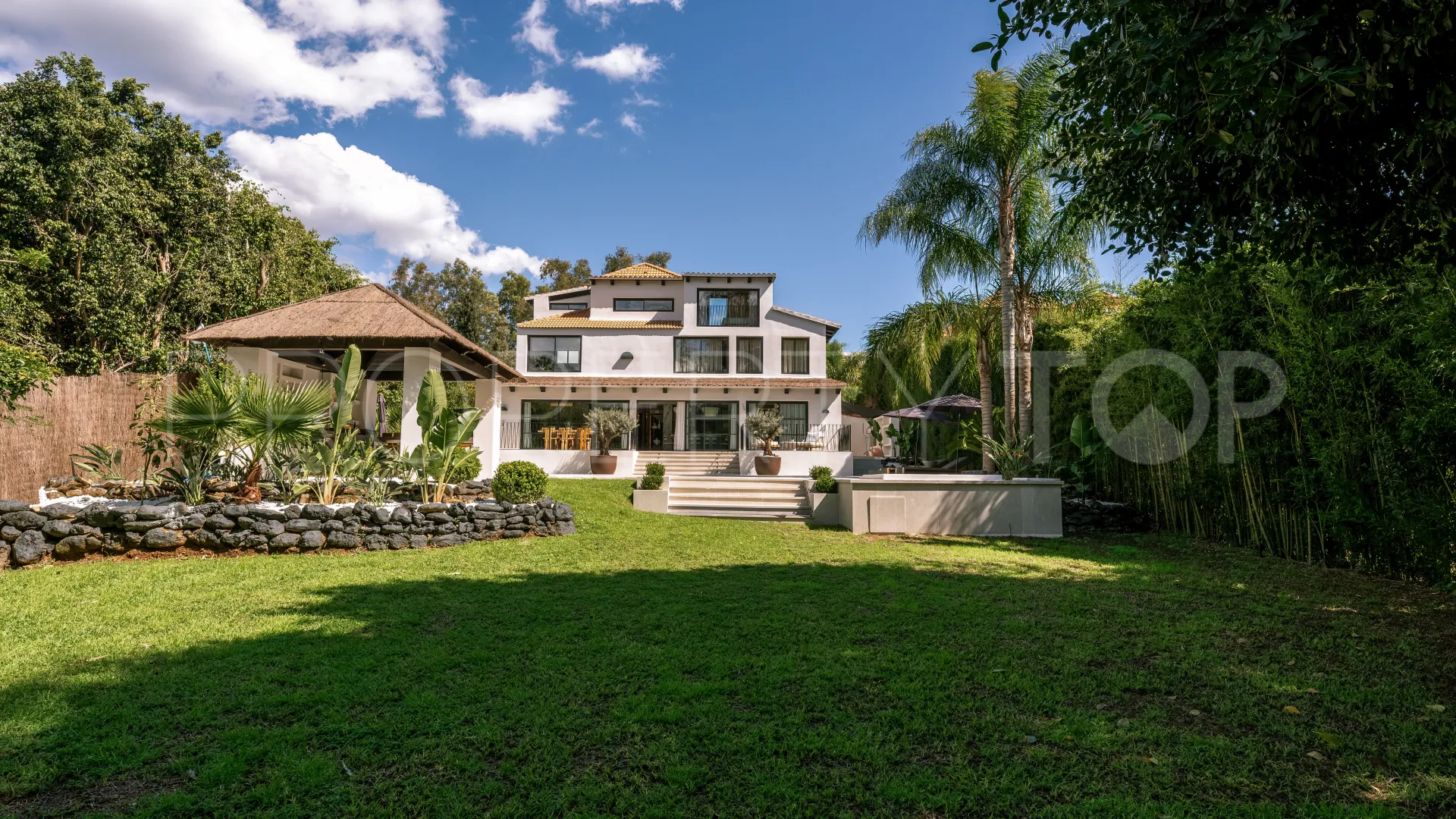For sale Nueva Andalucia villa with 5 bedrooms