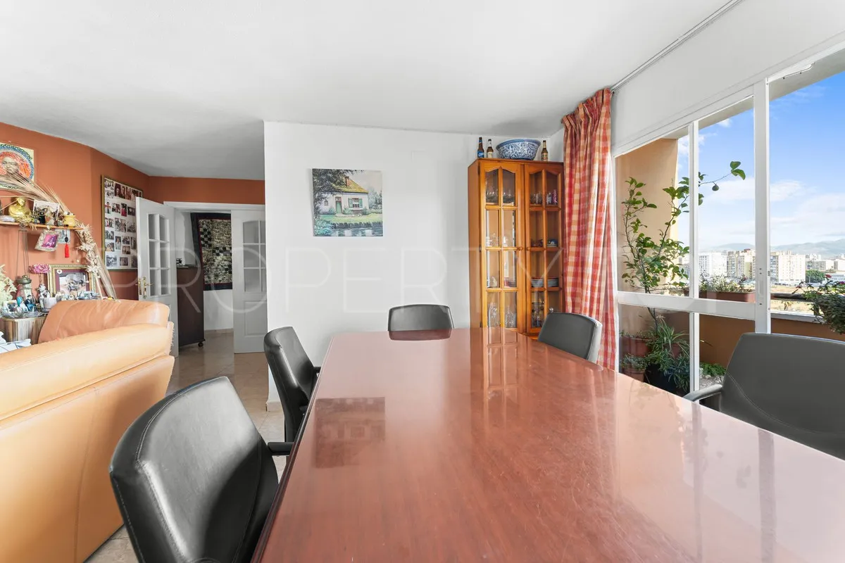 Apartamento de 5 dormitorios a la venta en Malaga