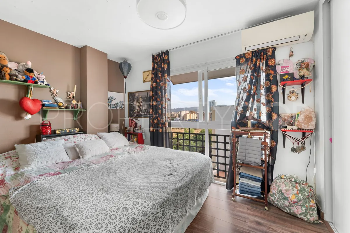 Apartamento de 5 dormitorios a la venta en Malaga