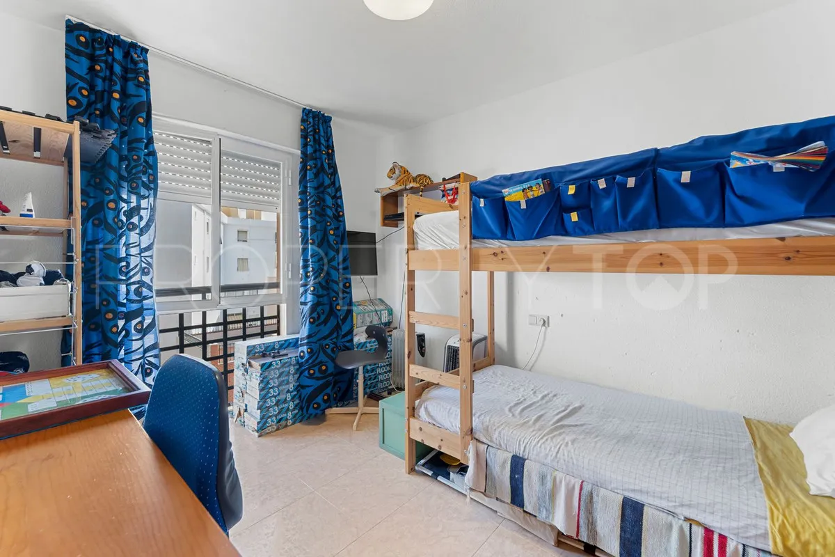 Apartamento de 5 dormitorios a la venta en Malaga