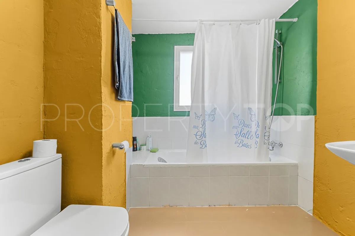 Apartamento de 5 dormitorios a la venta en Malaga