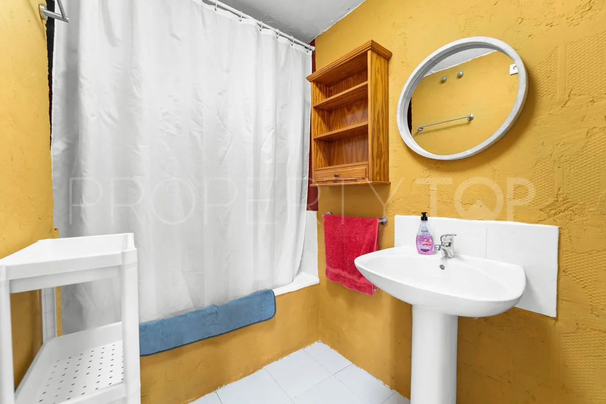 Apartamento de 5 dormitorios a la venta en Malaga