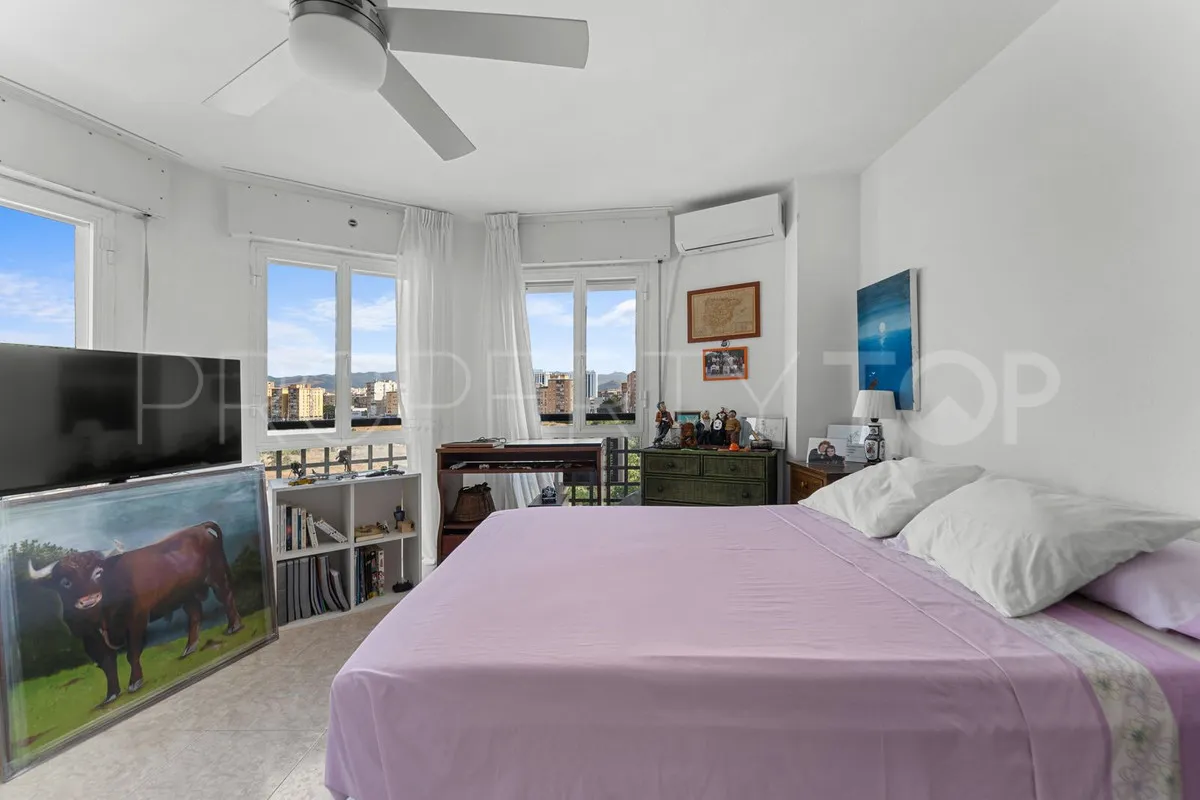 Apartamento de 5 dormitorios a la venta en Malaga