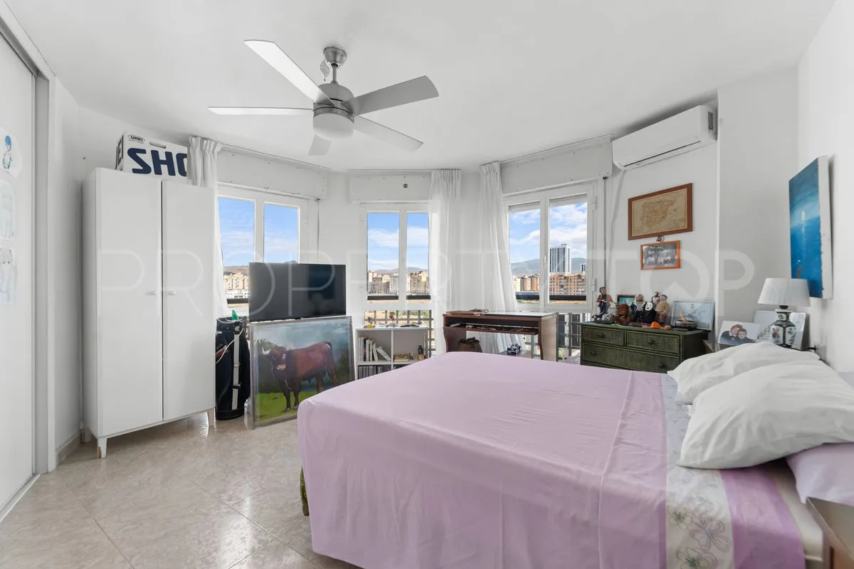 Apartamento de 5 dormitorios a la venta en Malaga