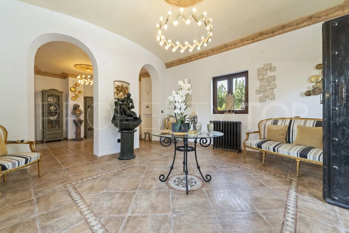 Villa de 8 dormitorios en venta en Benalmadena