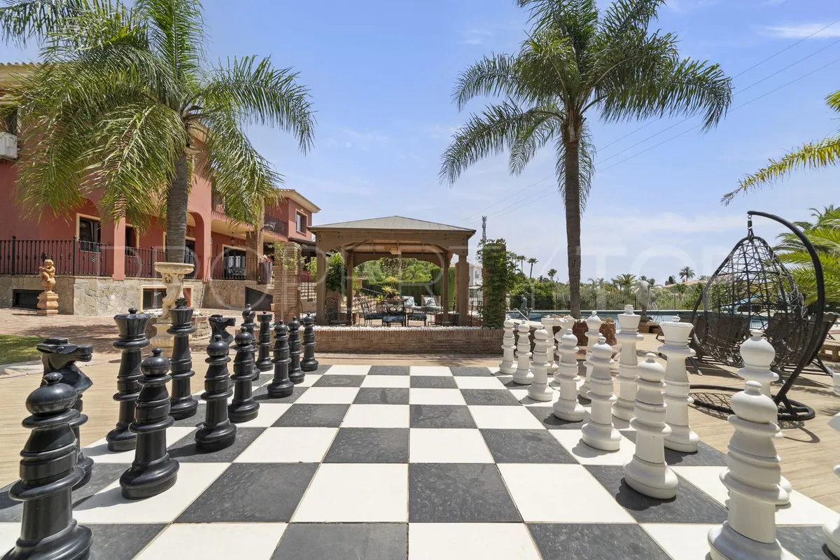 Villa de 8 dormitorios en venta en Benalmadena