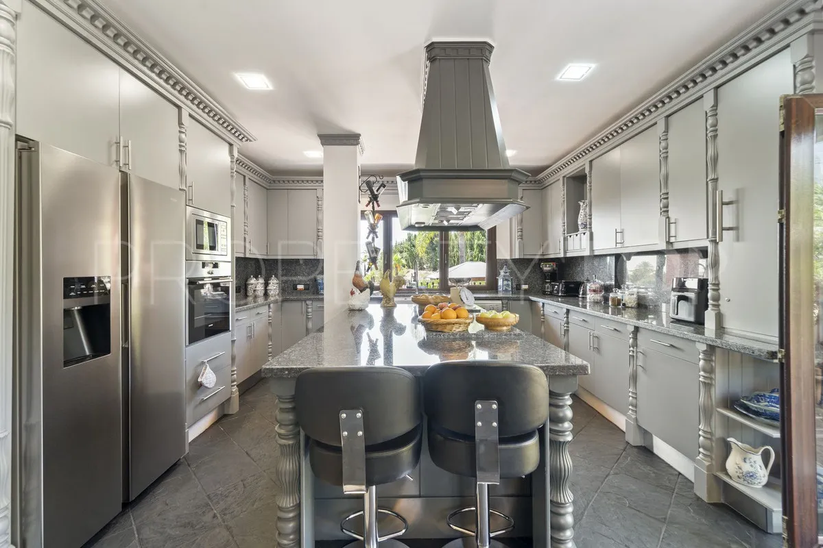 Villa de 8 dormitorios en venta en Benalmadena