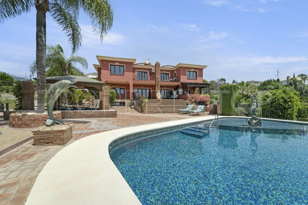 Villa de 8 dormitorios en venta en Benalmadena