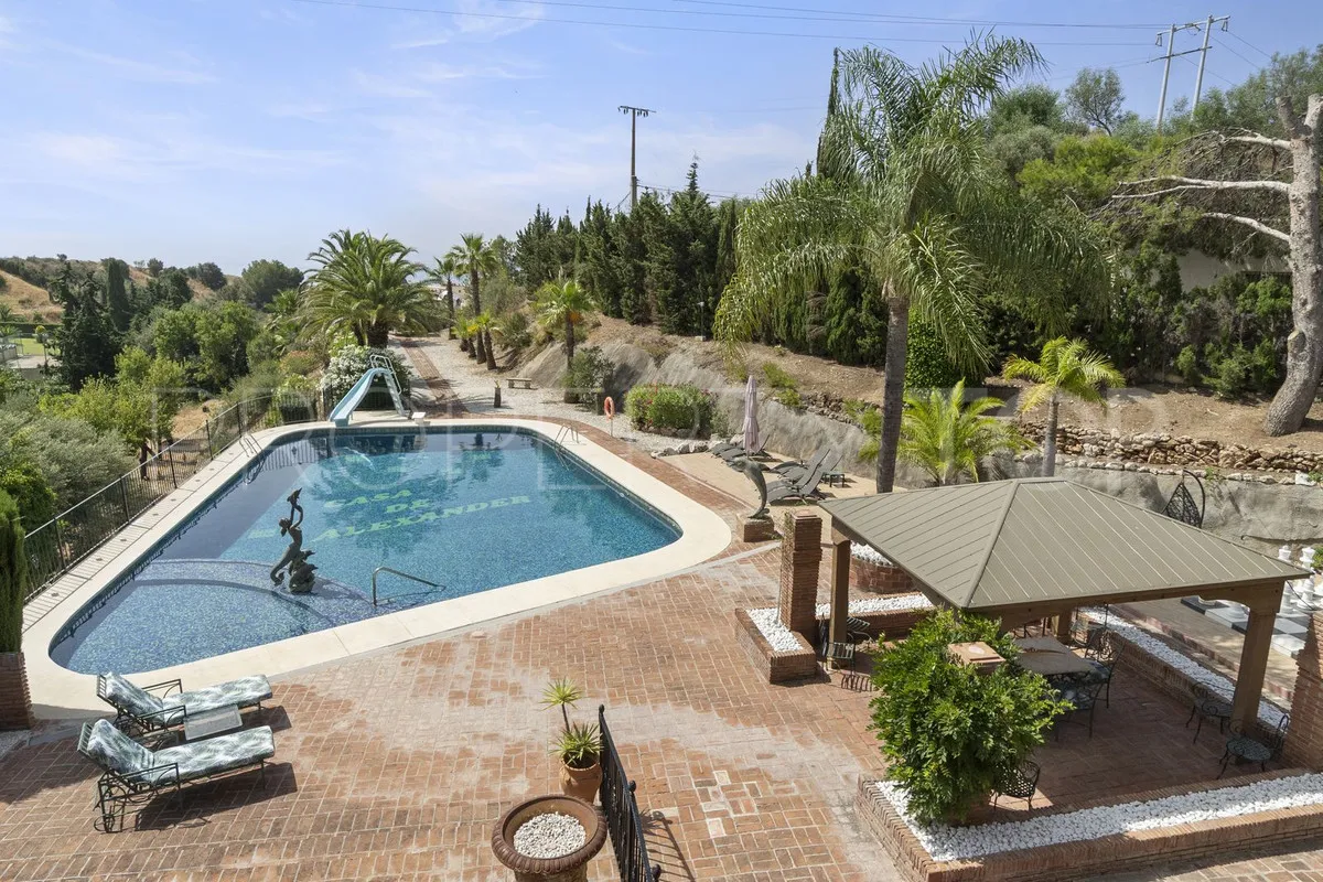 Villa de 8 dormitorios en venta en Benalmadena