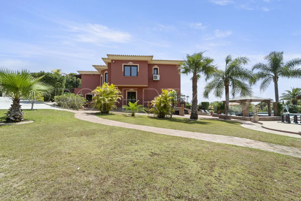 Villa de 8 dormitorios en venta en Benalmadena