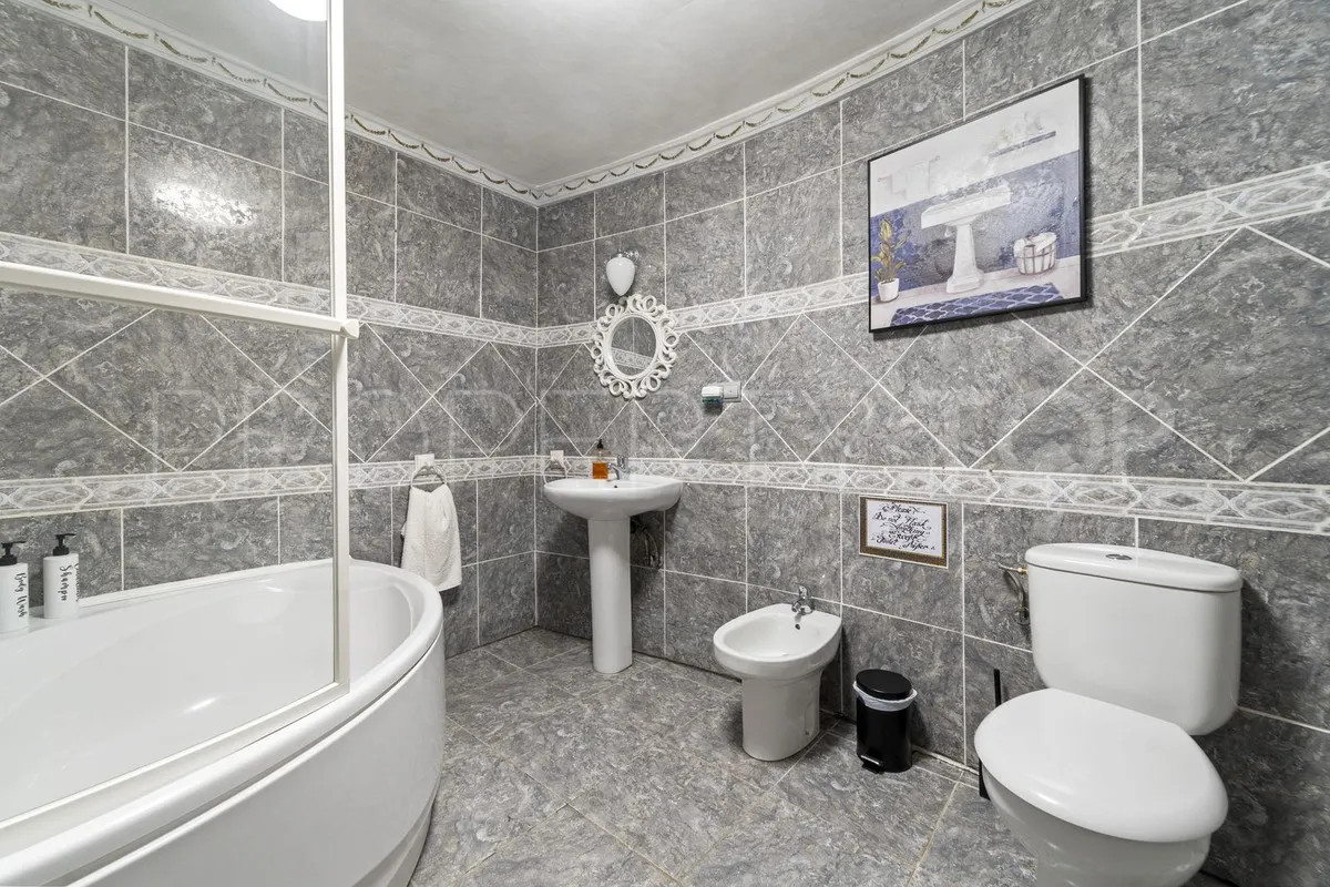 Villa de 8 dormitorios en venta en Benalmadena