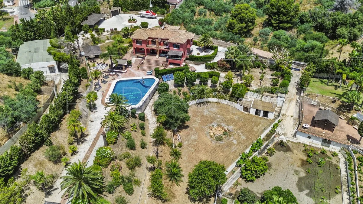 Villa de 8 dormitorios en venta en Benalmadena