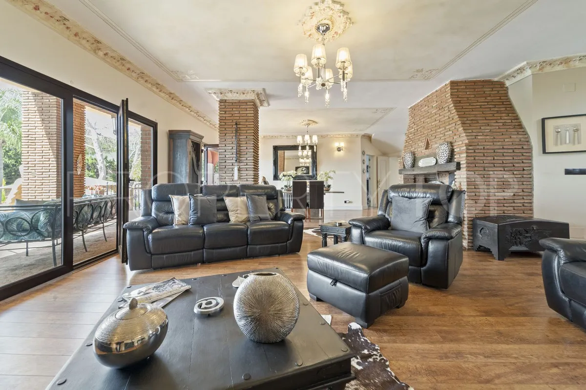 Villa de 8 dormitorios en venta en Benalmadena